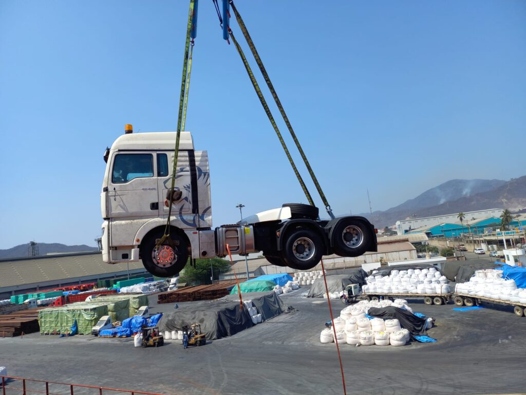 Uno de los 33 camiones de la carga de gran escala break bulk de xpd global siendo alzado al buque. One of the 33 trucks large-scale cargo break bulk being lifted to the ship.
