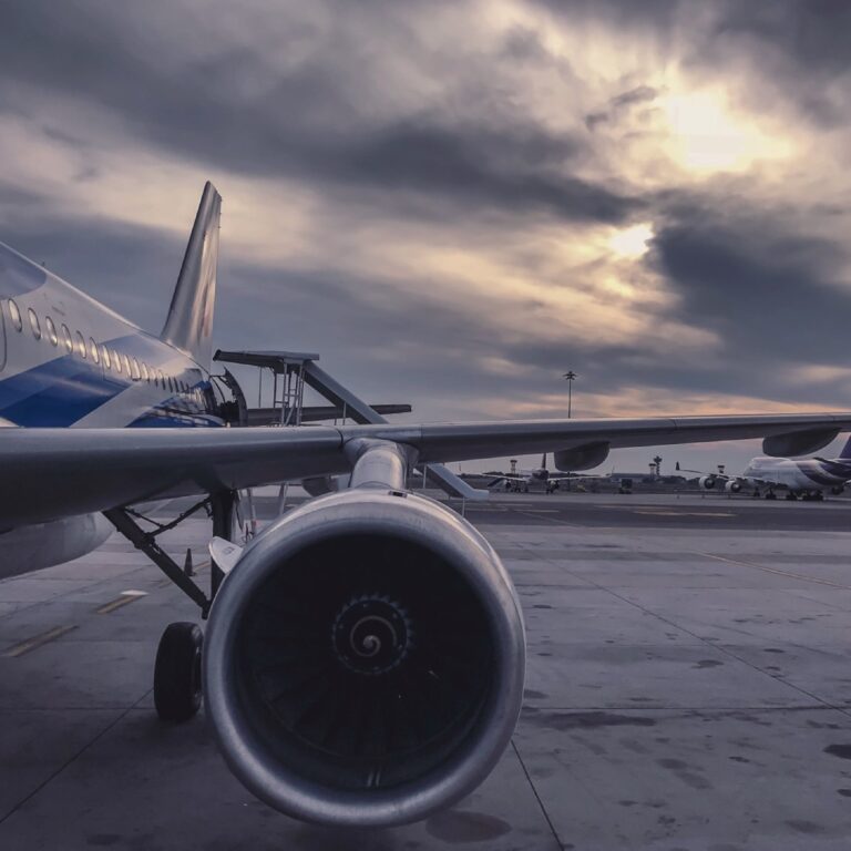 Image of Ahmed muntasir from pexels with an airplane parked in an airport with a big beautiful turbine engine illustrates our xpd global article about priority cargo in air transport – carga prioritaria en transporte aéreo.