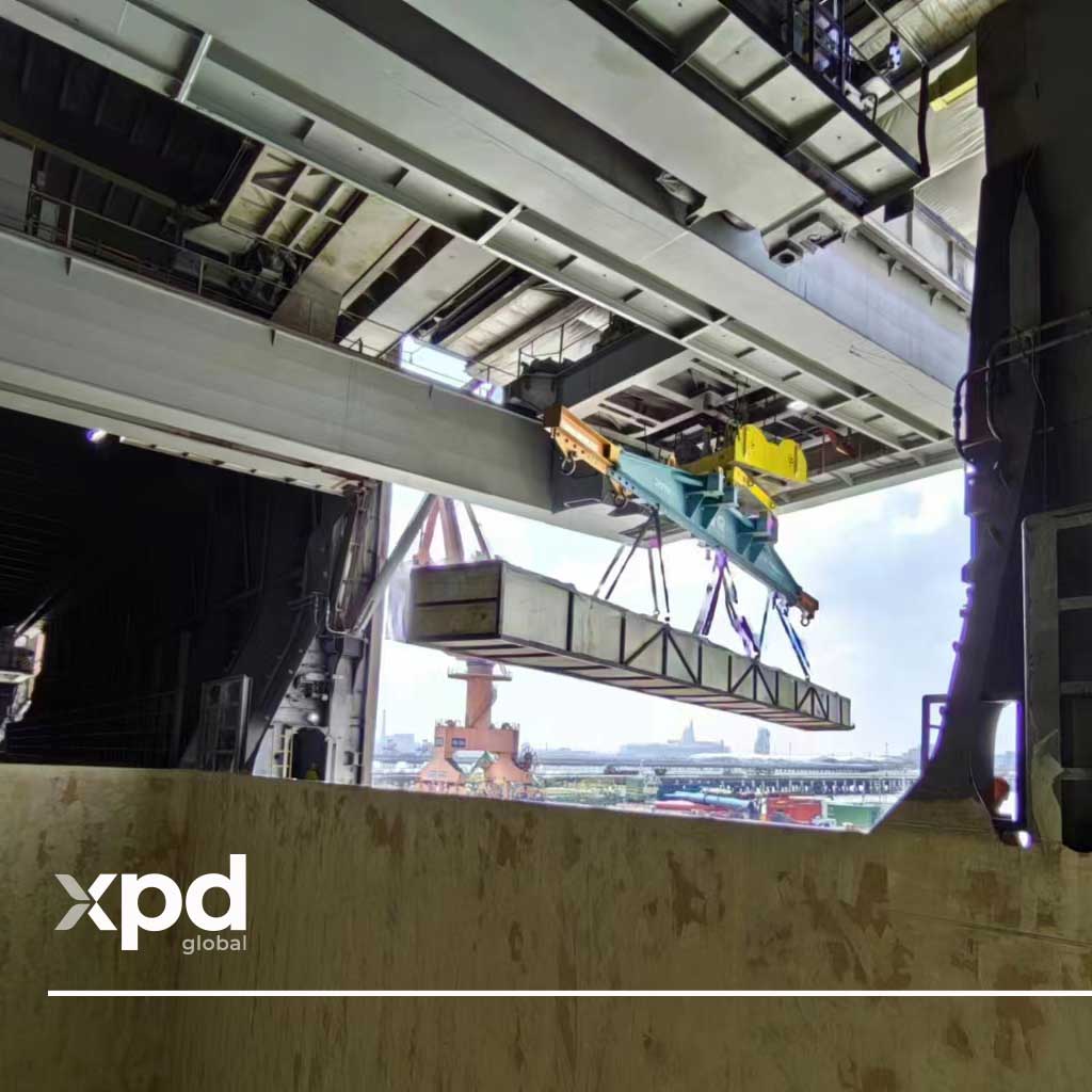 A crane lifting one of the 15 crates in today’s xpd global case study about energy logistics – logistics for the Energy Industry.