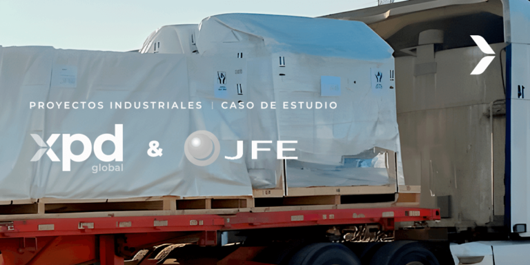 Una carga industrial envuelta cargada en un remolque de plataforma plana con los logotipos de xpd global y JFE y el texto 'Estudio de caso de proyectos industriales' superpuesto a la imagen.