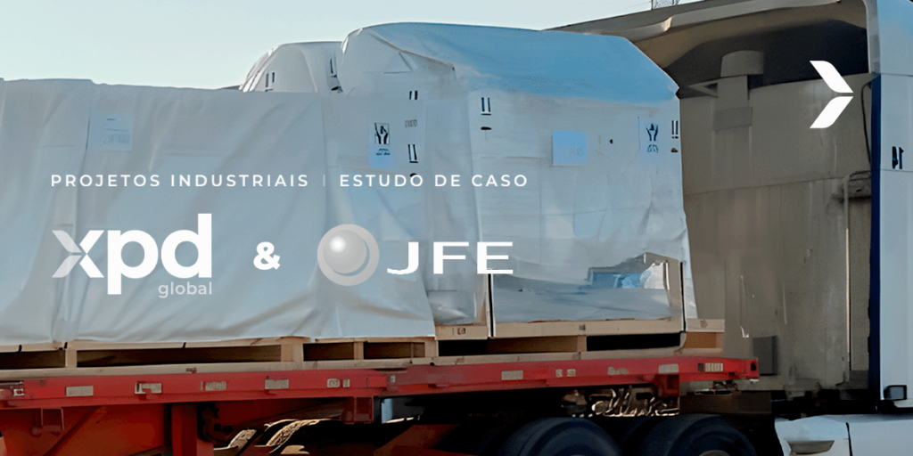 Uma carga industrial embalada carregada em um reboque de plataforma plana com os logotipos da xpd global e da JFE e o texto 'Estudo de caso de projetos industriais' sobreposto à imagem.